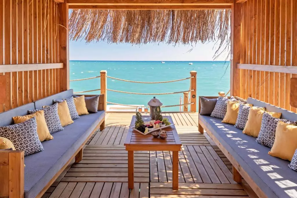 آلاچیق کنار ساحل هتل سواندور توپکاپی پالاس آنتالیا